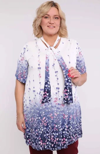 Valge tuunika lilla lillelise lipsuga