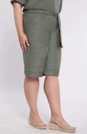 Khaki lühikesed püksid paeltega