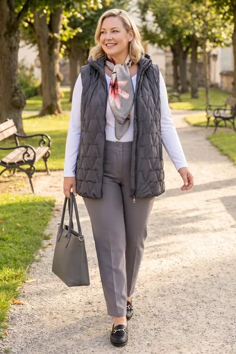 Hall reljeefse mustriga vest